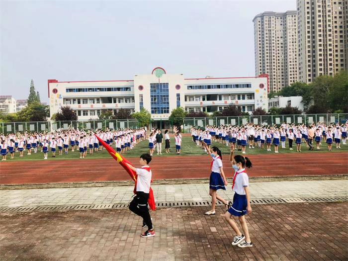 大通三小举行新学期升旗仪式
