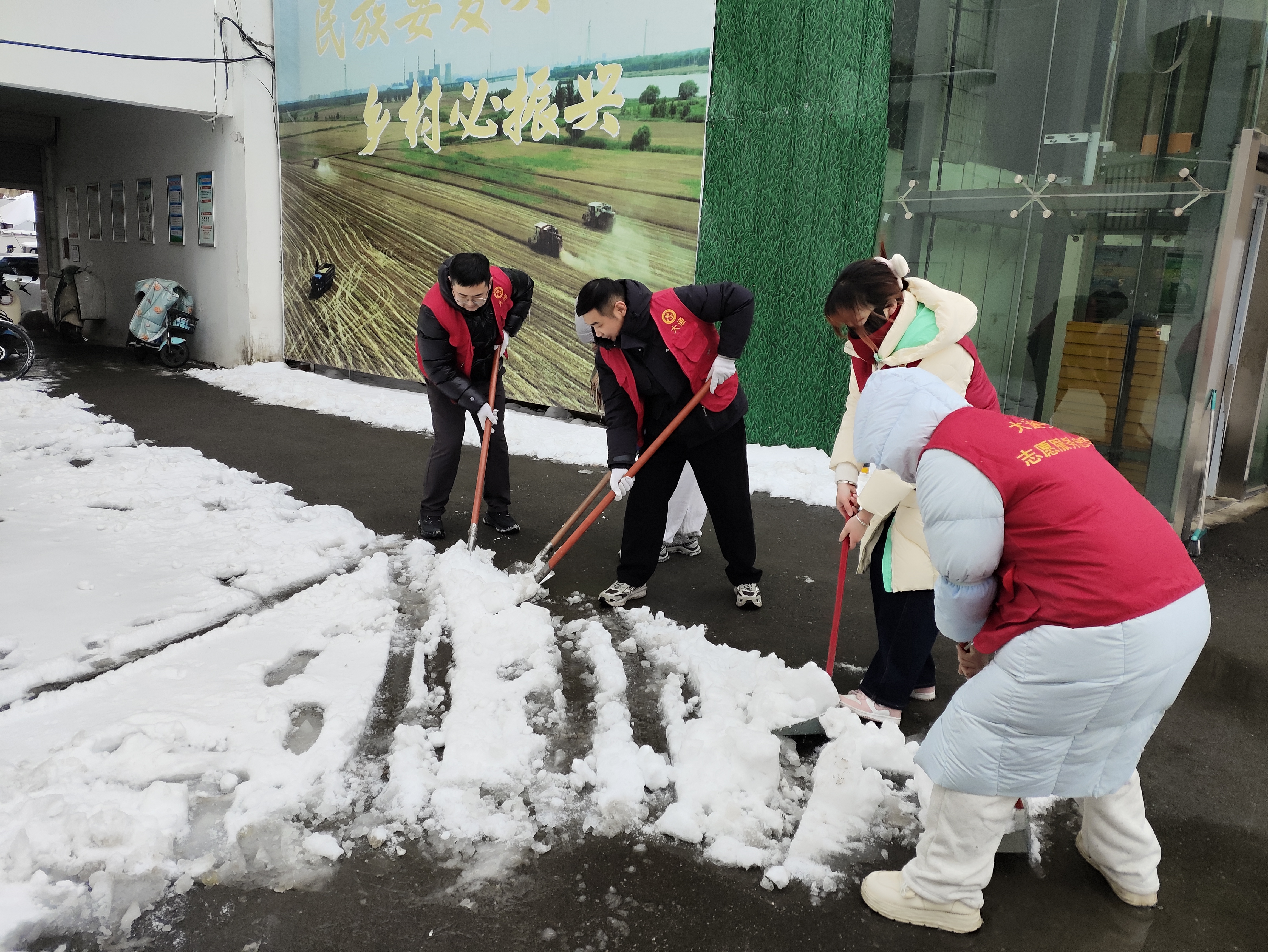 大通区开展扫雪除冰志愿服务活动