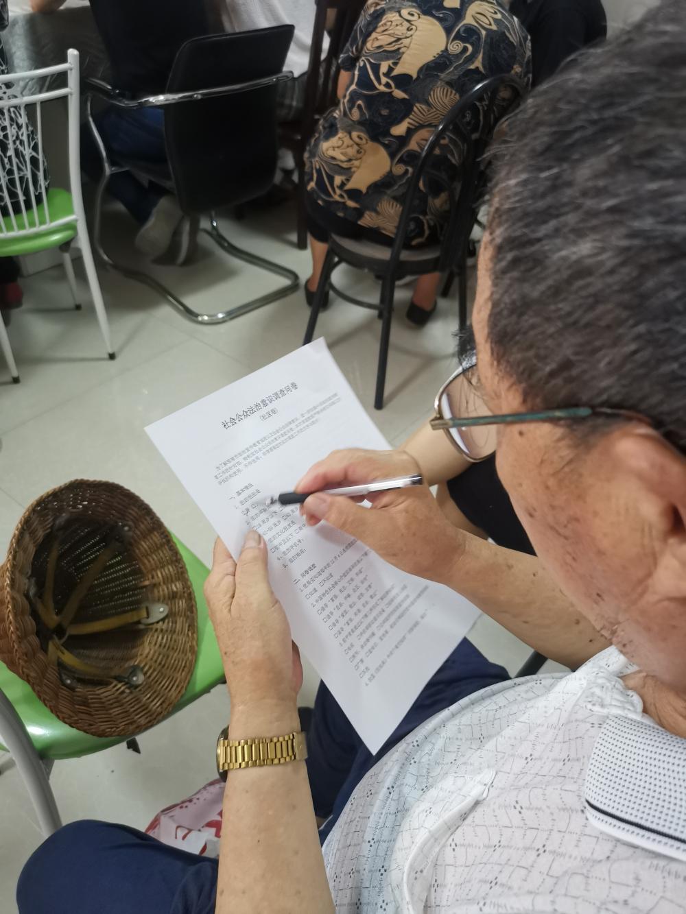 九龙岗司法所开展社会公众法律意识调查问卷活动