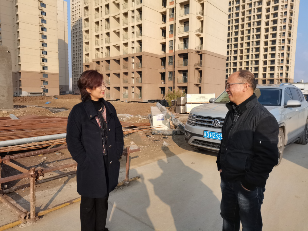 区住建局党组书记张亚楠前往大通区人武部新营房,大通区林巷村棚户区