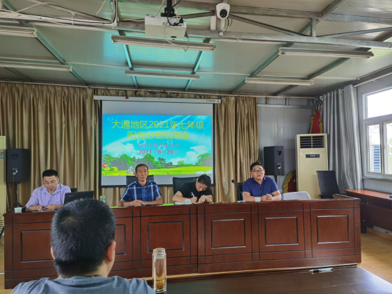 了阳光分班的意义和规则,然后由地区学籍管理员郑怀义进行现场操作