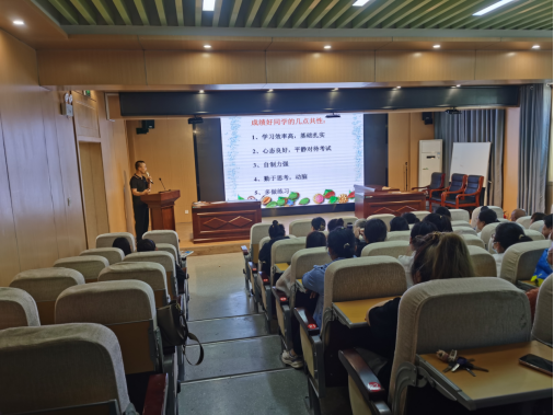 为使本次家长会开得卓有成效,副校长顾涛,政教处主任陈中桥,副主任