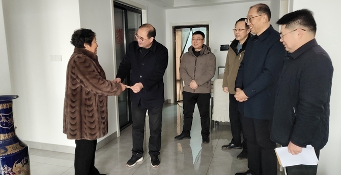 区人大领导春节慰问人大离退休干部代表