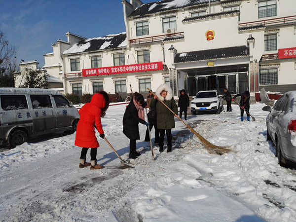 上窑镇妇联组织镇机关女同志铲雪活动_淮南市大通区人民政府