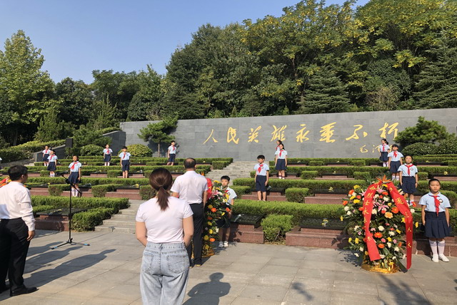 9月27日上午,上窑中心学校组织24名少先队员代表到烈士陵园参加大通区